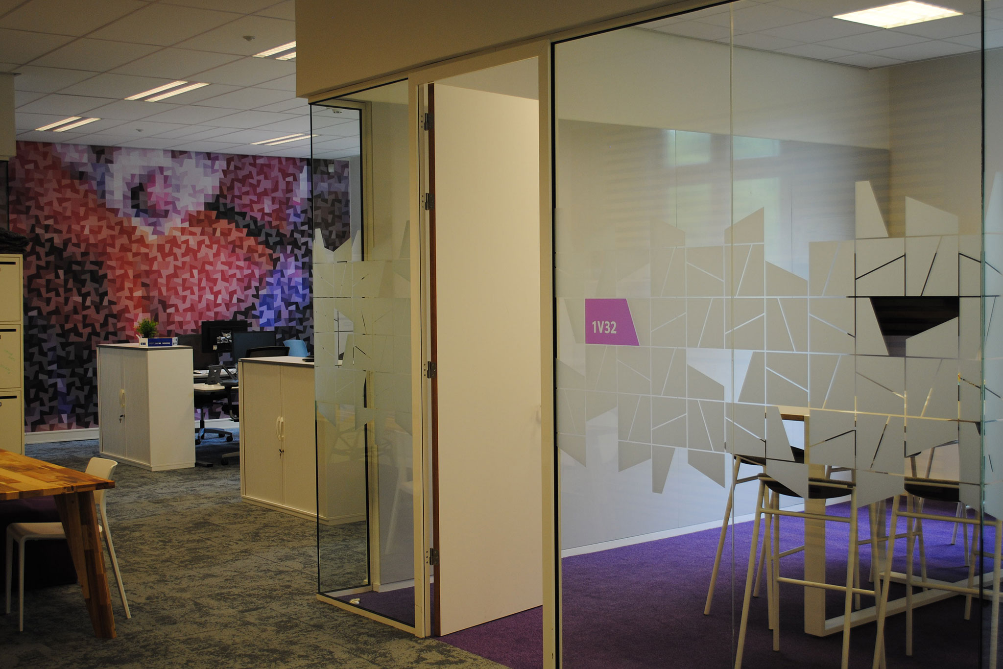 Decoratieve glasfolie op glazen kantoorwanden voor meer privacy