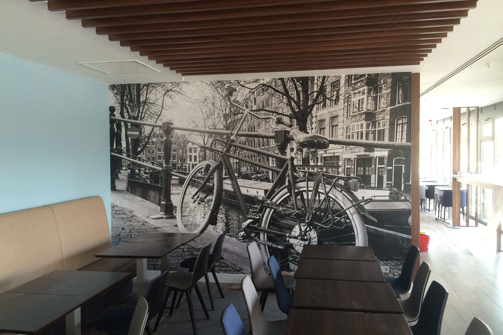 Naadloos fotobehang met zwart-wit stadsbeeld in een bedrijfsrestaurant