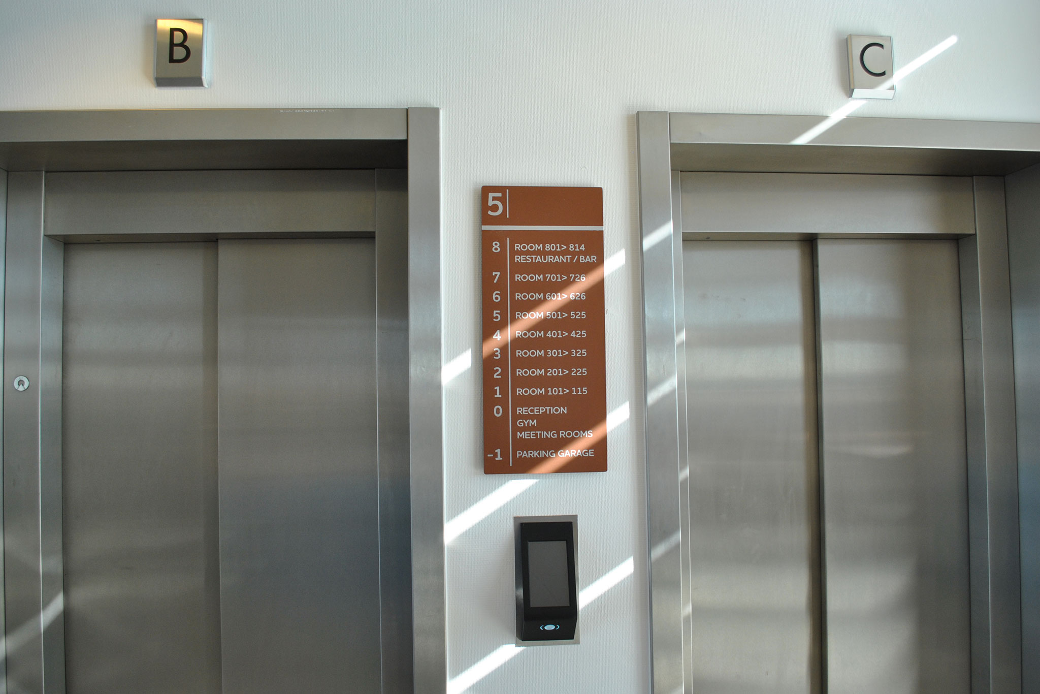 Wayfinding en bewegwijzering op de liftlanding van een hotel met verdiepingsoverzicht