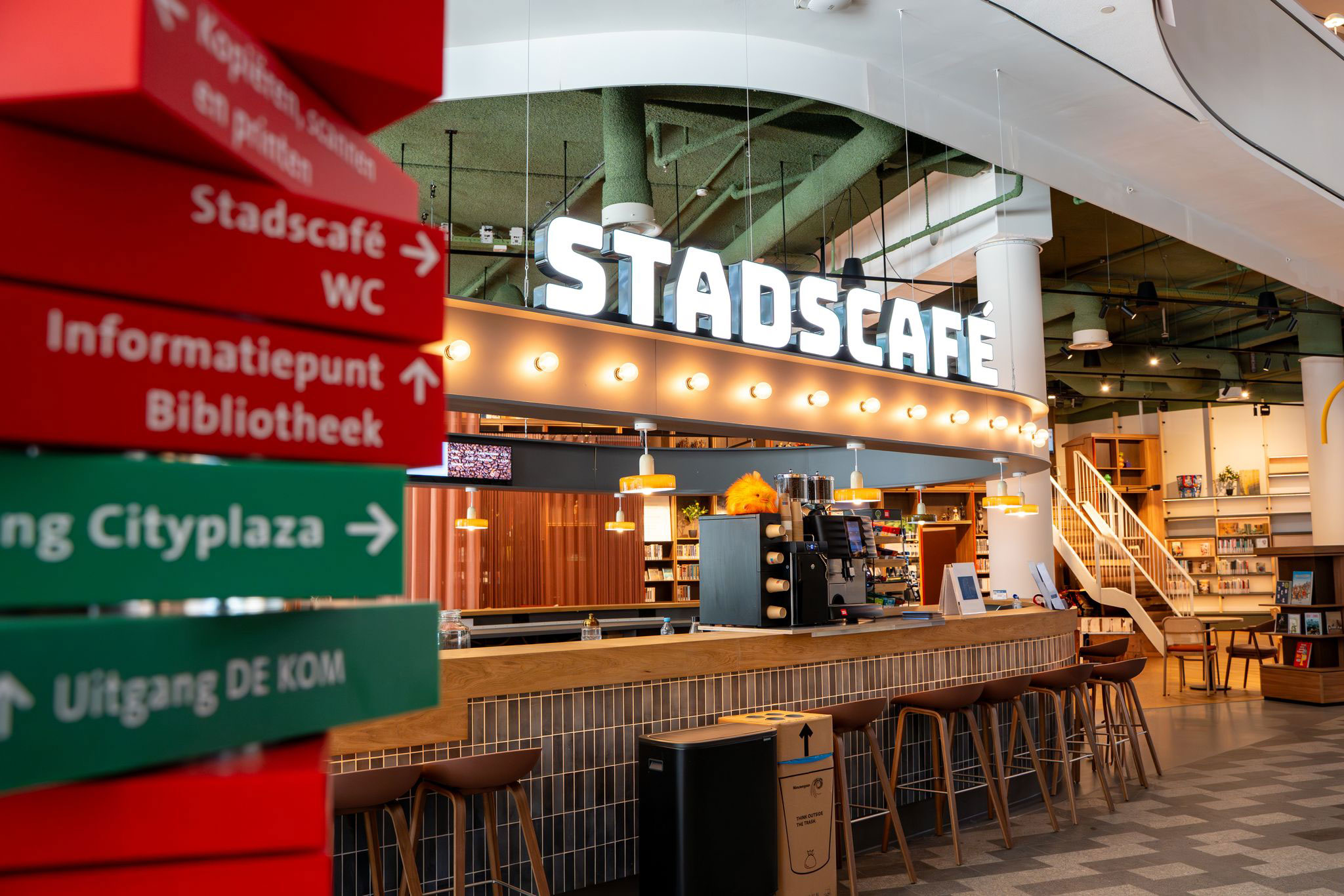 Signage met reclameletters en gevelreclame voor een bedrijfspand